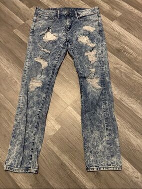 American Eagle Outfitters Men's Distressed
Looks to have extra tear. Pictured
